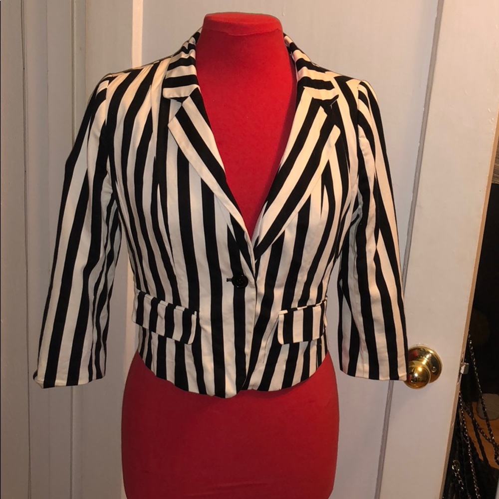 Forever 21 cropped blazer